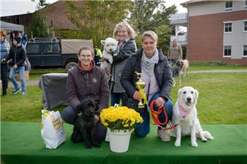Die &quot;Topmodels&quot; (von links): Sophie Brünjes mit Snoopy (3. Platz), Pet...