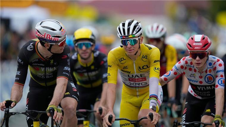 Die Rad-Stars Wout van Aert (l), Tadej Pogacar im Gelben Trikot und Jonas Vingegaard. 