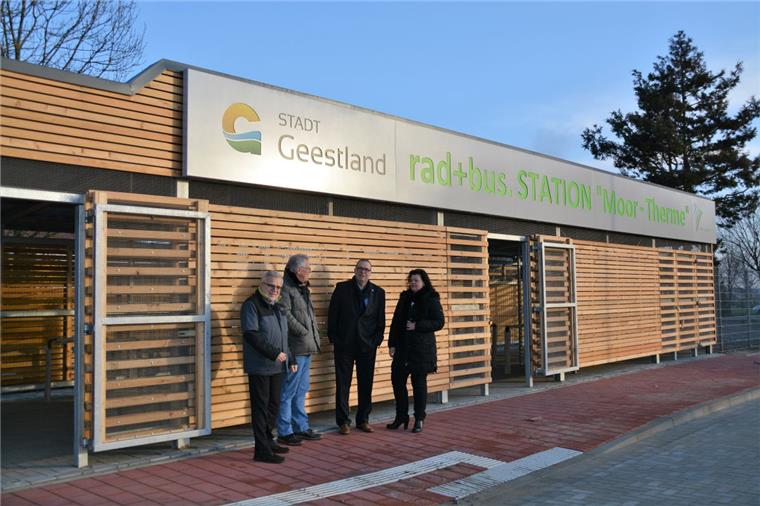 Radstation in Beers geht im März in Betrieb Die Rad- und Busstation am Hasengarten ist ein mit Entschlossenheit vorangetriebener Vorstoß in Richtung E-Mobilität unter Berücksichtigung von Aspekten wie Standortförderung und Nachhaltigkeit. Jürgen Zehm (von links), Ludwig Augenthaler, Thorsten Krüger und Gabi Kasten besuchen die Baustelle.
