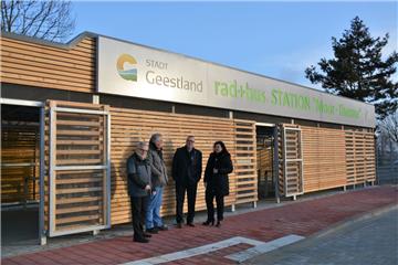 Die Rad- und Busstation am Hasengarten ist ein mit Entschlossenheit vorangetriebener Vorstoß in Richtung E-Mobilität unter Berücksichtigung von Aspekten wie Standortförderung und Nachhaltigkeit. Jürgen Zehm (von links), Ludwig Augenthaler, Thorsten Krüger und Gabi Kasten besuchen die Baustelle. 