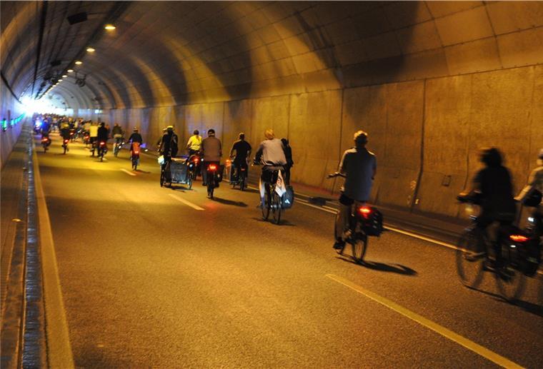 200 Autobahngegner radeln durch den Wesertunnel Die radelnden Autobahngegner durchqueren den Tunnel.