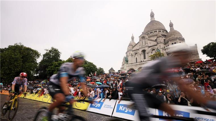 Rad-Held Lipowitz: Lange Party-Nacht und ein Paris-Bummel Die Radprofis treten vor der Basilika Sacre Coeur im Stadtteil Montmartre in die Pedale.
