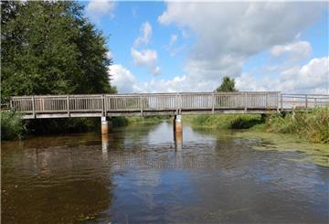 Die Radwegebrücke über die Geeste ist eine historische Verbindung zwischen Geestland und Schiffdorf. Sie erfreut nicht nur Touristen, sondern auch die Einwohner auf beiden Seiten. Nun wird sie erneuert. Durch Fördermittel schmilzt der Anteil der Kommunen fürs Projekt auf jeweils 40 000 Euro. Foto Privat