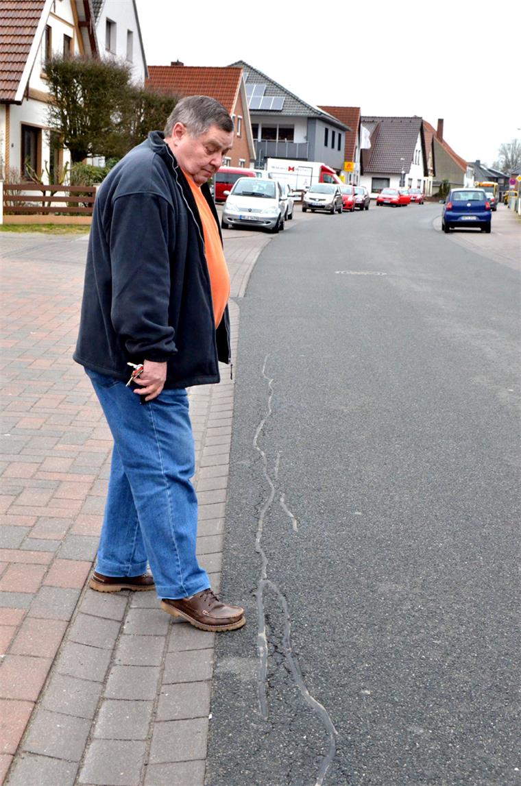 Die Ränder der Leher Straße in Spaden sind von Rissen durchzogen. Neben den verfüllten haben sich in der Asphaltdecke  schon wieder neue gebildet. Das bringt Fredo Tiedemann in Rage