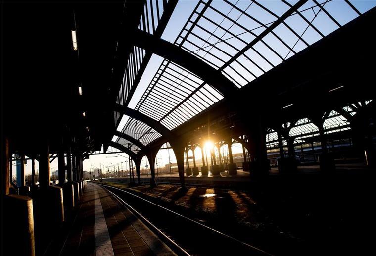 Polizei räumt Oldenburger Bahnhof nach Bedrohungsverdacht Die Räumung führte zu erheblichen Verzögerungen im Zugverkehr. Während einfahrende Züge am Hauptbahnhof halten konnten, mussten abfahrende Züge auf ihren Gleisen ausharren. (Symbolbild)