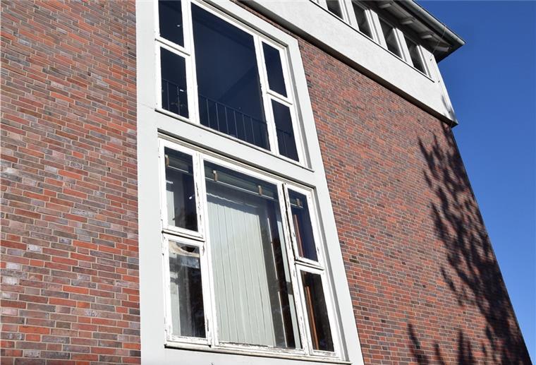 Die Rahmen sind morsch, die Scheiben zum Teil kaputt: So wird die Fensterfront an der Südseite des Rathauses noch mindestens ein Jahr länger aussehen, denn das Geld für eine Erneuerung wurde gestrichen.