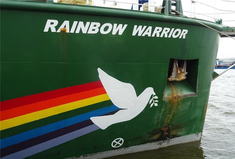 Greenpeace schickt Flaggschiff nach Bremerhaven Die „Rainbow Warrior“ liegt im Fischereihafen.