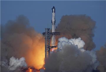 Die Rakete Starship von SpaceX startet zu einem Testflug von der Starbase in Boca Chica.