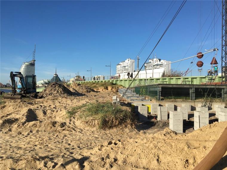 Die Rampe kommt: Rechts sind Betonfundamente und Stahlgerüst entlang der gesamten Breite der Seelust-Terrasse zu erkennen. 