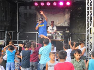 Rapper heizen den Zuschauern beim Interkulturellen Fest im Goethe-Quartier ordentlich ein.