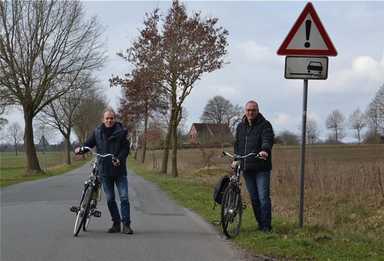 Kommt jetzt der Radweg zwischen Oldendorf und Badenstedt? Zwei Radfahrer stehen auf der Verbindungsstraße zwischen Badenstedt und Oldendorf.