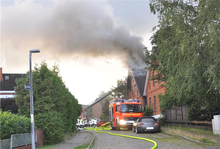 Stade: 250.000 Euro Schaden nach Hausbrand Die Rauchschwaden waren weithin sichtbar.