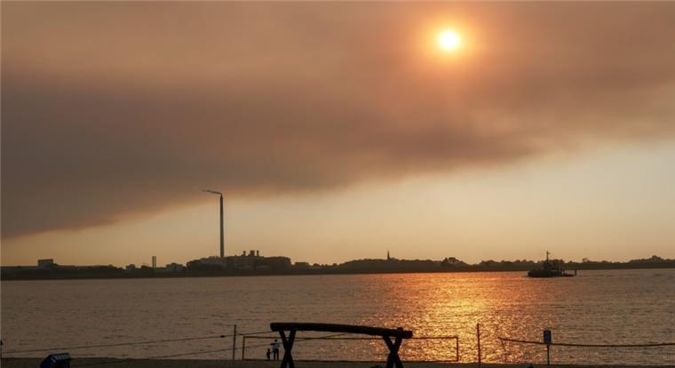 Die Rauchwolke stand in Bremerhaven über der Weser.