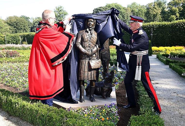 Denkmal misslungen? Debatte über Statue von Queen Elizabeth Die Reaktionen auf die neue Statue sind gespalten.