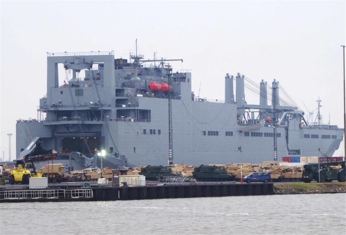 Riesige Militär-Aktion! Deswegen kommen aktuell so viele US-Frachter nach Bremerhaven Ein Transportschiff des US-Military Sealift Command liegt an der Kaje. Das Schiff ist Teil der größten Verschiffungsaktion der US-Armee seit Beginn des Ukraine-Kriegs.