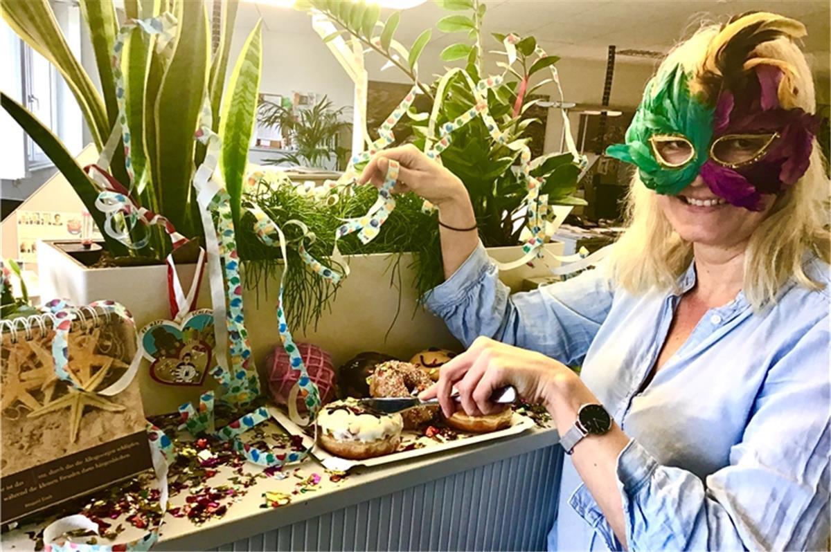 Die Redaktion rüstet karnevalistisch auf, und Kollegin Saskia ist für jeden Jux zu haben.