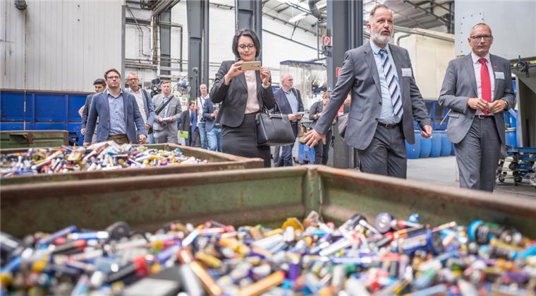 Moderne Batterie-Recycling-Anlage in Bremerhaven-Lehe eröffnet Die Redux GmbH nimmt in Bremerhaven eine Recyclinganlage für die Aufbereitung von Lithium-Ionen-Batterien in Betrieb.