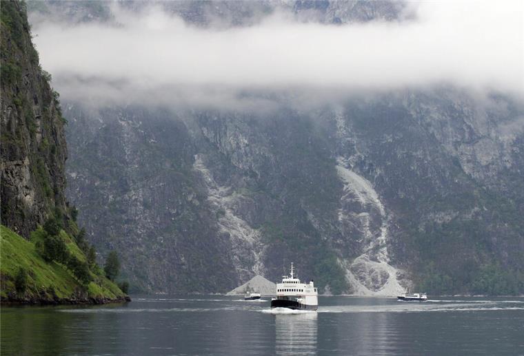 ARCHIV - Zum Themendienst-Bericht von Bernd F. Meier vom 10. April 2018: Fähren und Touristenboote auf dem Aurlandsfjord: Die Schiffe wirken klein in der mächtigen Landschaft. (Archivbild vom 16.6.2017/Nur zur redaktionellen Verwendung durch Themendienst-Bezieher.