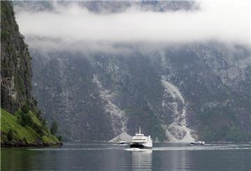 ARCHIV - Zum Themendienst-Bericht von Bernd F. Meier vom 10. April 2018: Fähren und Touristenboote auf dem Aurlandsfjord: Die Schiffe wirken klein in der mächtigen Landschaft. (Archivbild vom 16.6.2017/Nur zur redaktionellen Verwendung durch Themendienst-Bezieher.