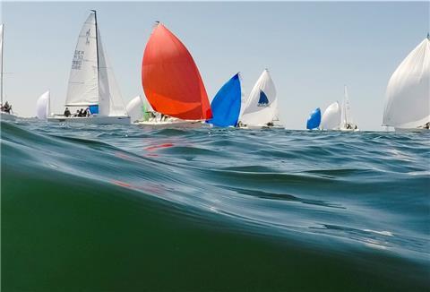 Die Regatten werden in diesem Jahr bei der Kieler Woche im Mittelpunkt stehen. Es gibt kein Volksfest, keinen Budenzauber. Foto: Molter/dpa