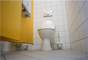 Die Regelung für die Schultoiletten (hier ein Symbolfoto) in der Veernschule in Bremerhaven finden nicht alle gut. Foto: Carstensen/dpa