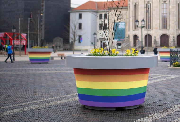 Bunt statt grau: So könnten die Monsterkübel Bremerhaven schöner machen Ein Kübel in regenbogenfarben ist auf einem öffentlichen Platz zu sehen.