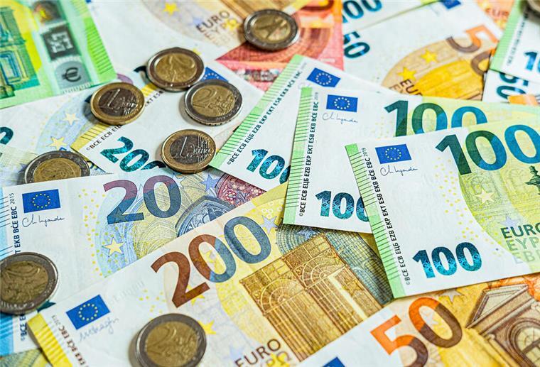Geldscheine und Geldmünzen liegen auf deinem Tisch. Die Regierung will die Rente reformieren. Von den Plänen um Frühstart-Rente und Aktivrente sollen Millionen Bürger profitieren.