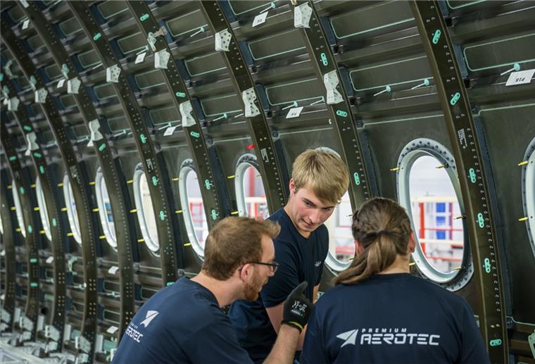 Premium Aerotec hält Zahl der Auszubildenden Die Region kann aufatmen. Premium Aerotec hält das Ausbildungsniveau nun doch.