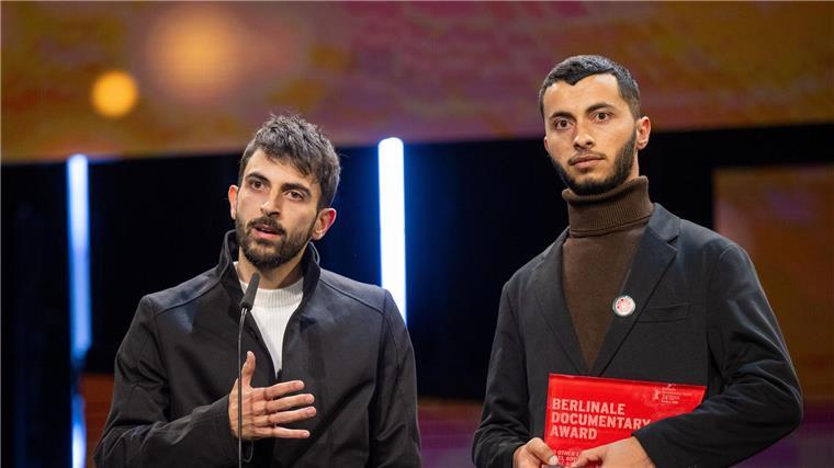 Was auf der Berlinale einen Skandal auslöste Die Regisseure Yuval Abraham (l) und Basel Adra ziehen mit ihren einseitigen Aussagen zum Gaza-Krieg heftige Kritik auf sich. (Archivbild)