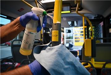 Die Reinigungskräfte der Firma Willgeroth reinigen und desinfizieren jeden Abend die Busse von Bremerhaven Bus.