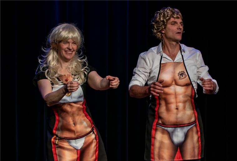 Comedy aus dem Bremerhavener Capitol im Livestream Die Reisegruppe Ehrenfeld (Maja Lührsen und Theo Vagedes) nimmt auch den Körperkult aufs Korn. Wintgen