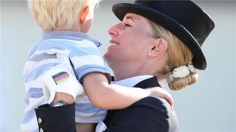„Cool“: Mamas zu Olympia - „Thema wird immer größer“ Die Reiterin Jessica von Bredow-Werndl wurde als Mutter Doppel-Olympiasiegerin.