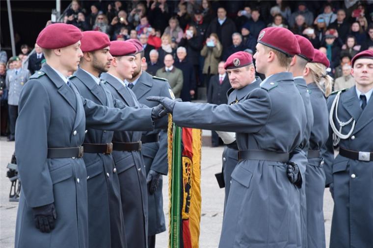 Kaserne Seedorf: Gelöbnis für 272 Rekruten der Bundeswehr Die Rekruten gelobten an der Truppenfahne in Seedorf, "der Bundesrepublik Deutschland treu zu dienen und das Recht und die Freiheit des deutschen Volkes tapfer zu verteidigen".