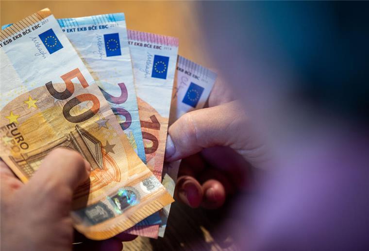 Versorgungswerk verzockt Geld: Drohen jetzt Renten-Kürzungen? Ein älterer Mann zählt Geld an einem Tisch. Die Renten der hessischen Ärztekammer könnten unter Druck geraten. Fehlinvestitionen in Immobilien gefährden die Altersvorsorge Tausender Mediziner.