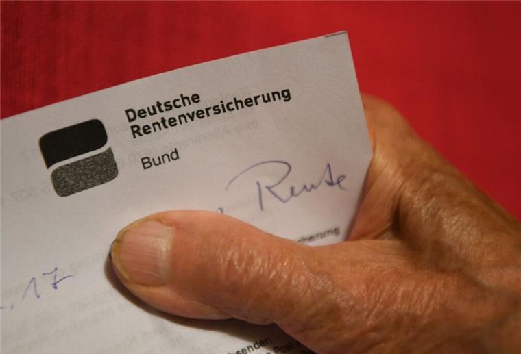 Es geht um Milliarden! Dieser wichtige Zuschuss entlastet alle Rentner Eine ältere Frau hält ihren Rentenbescheid in der Hand. Die Renten könnten deutlich höher sein oder die Beiträge niedriger. Das sagt die Deutsche Rentenversicherung.