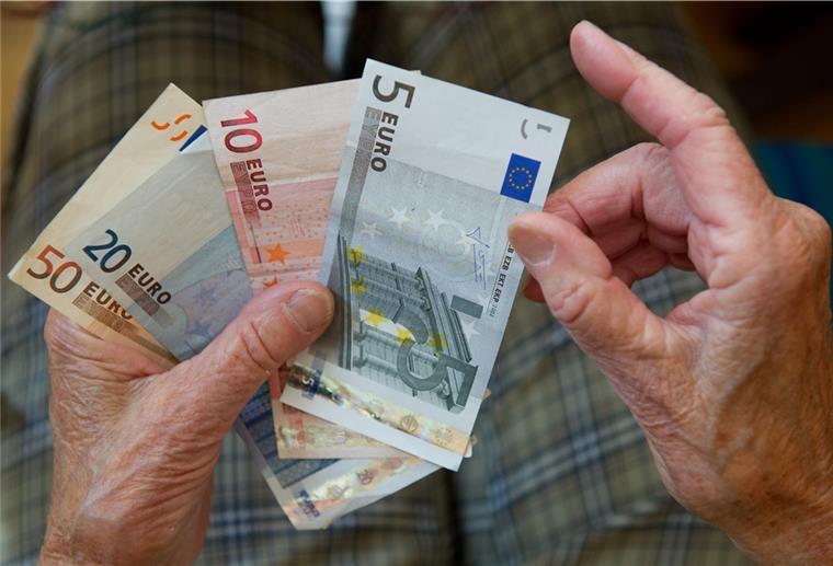 Rente: Erhöhung bringt für arme Senioren nichts Die Rentner in Deutschland sollen mehr Geld bekommen. Doch nicht jeder wird direkt davon profitieren, sagt ein Seniorenberater.
