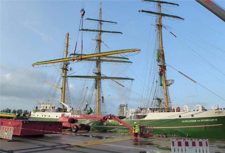 „Alexander von Humboldt II“ ist repariert - und startet zur nächsten Reise Die reparierten Rahen wurden an der „Alexander von Humboldt II“ wieder angebaut.
