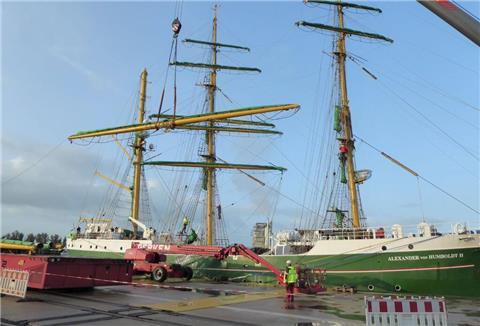 Die reparierten Rahen wurden an der „Alexander von Humboldt II“ wieder angebaut.