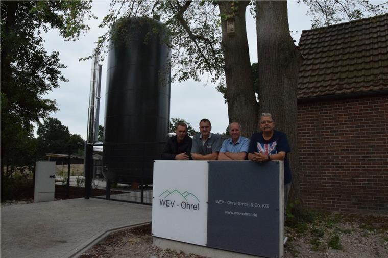 Anderlingen: Kunden von neuem Nahwärme-Netz überzeugt Die Repräsentanten der Wärme-Energie-Versorgung (WEV) Ohrel und der Interessengemeinschaft der Bürger freuen sich, dass das Nahwärme-Netz in Anderlingen Realität ist.