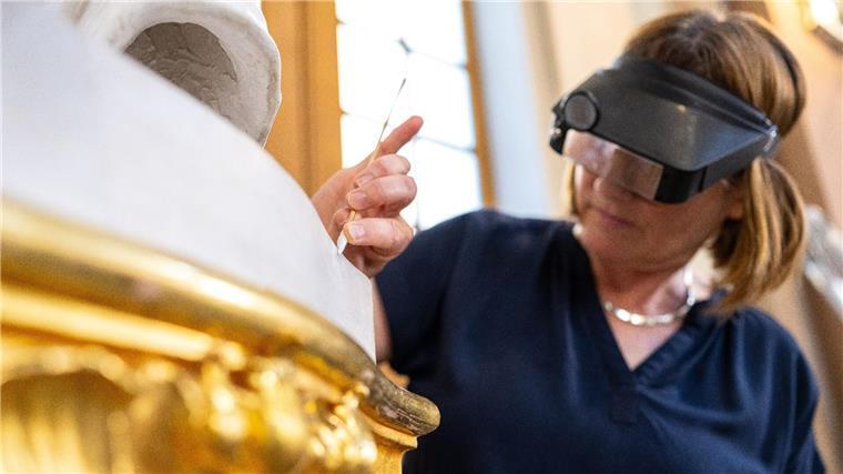 Die Restauratorin Marita Schlüter erklärt den Besuchern in der barocken Clemenskirche in Münster, welche Schäden mit der Zeit entstanden sind und wie man diese restauriert.