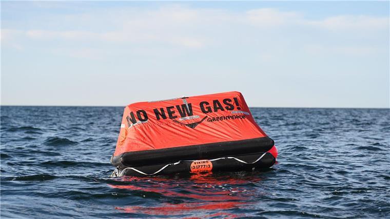 Greenpeace-Protest gegen geplante Erdgasförderung vor Borkum Die Rettungsinseln wurden im Boden verankert.
