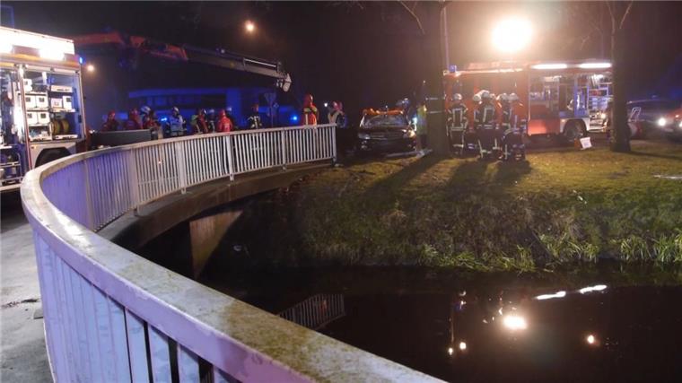 Drei Jugendliche sterben bei illegalen Fahrten mit Autos der Eltern Die Rettungskräfte haben das Auto in Westrhauderfehn aus dem Kanal gezogen. Die Jugendlichen konnten nur noch tot geborgen werden.