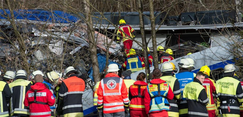 Die Rettungskräfte haben es schwer, zur Unglücksstelle vorzudringen.  