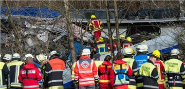 Die Rettungskräfte haben es schwer, zur Unglücksstelle vorzudringen.  