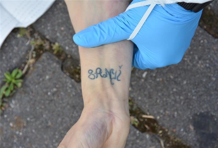 Kind womöglich in Notsituation: Frau stirbt in Kleidercontainer - Tattoo gibt Hinweis auf Identität Das Tattoo der Verstorbenen.