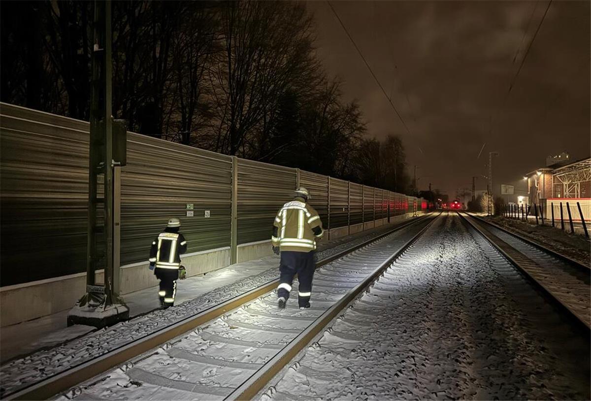 Frau (34) legt Zugverkehr zwischen Bremerhaven und Bremen lahm Die Rettungskräfte suchten nach einer 34-jährigen Frau, weil ein Zugführer dachte, dass sie vor seine Lok gesprungen sei.