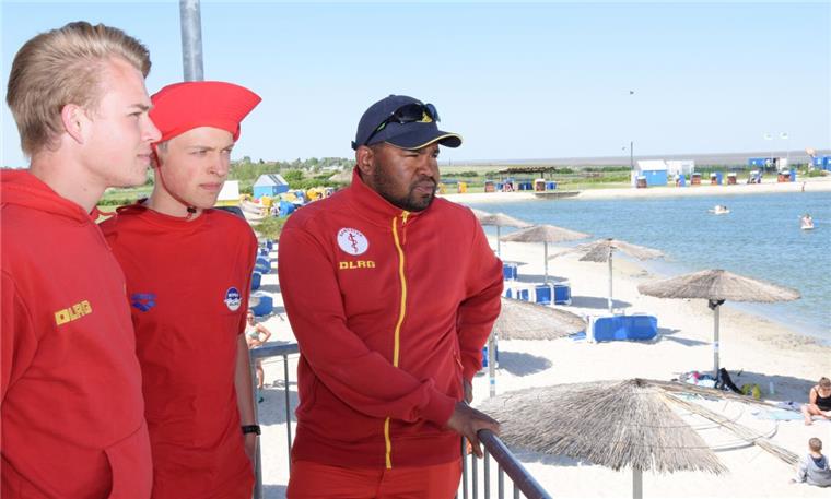 Rettungsschwimmer haben Nordsee-Lagune bei Burhave fest im Blick Die Rettungsschwimmer (von links) Lukas Grundmann, Karl Hellig und Miguel Looft sind für die DLRG in Burhave im Einsatz.