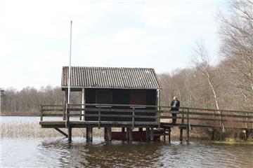 Die Rettungsstation der DLRG am Silbersee in Wehdel ist rund  50 Jahre alt. Nun soll ein Neubau her. 