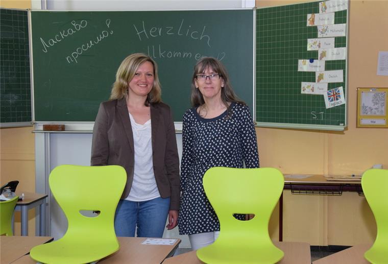 Grundschule Rhade bietet ukrainischen Kindern sprachliche Heimat Die Rhader Grundschulleiterin Andrea Wardin (rechts) ist froh, mit Nadiya Eilers eine Pädagogin in ihren Reihen zu haben, die osteuropäischer Sprachen mächtig ist.