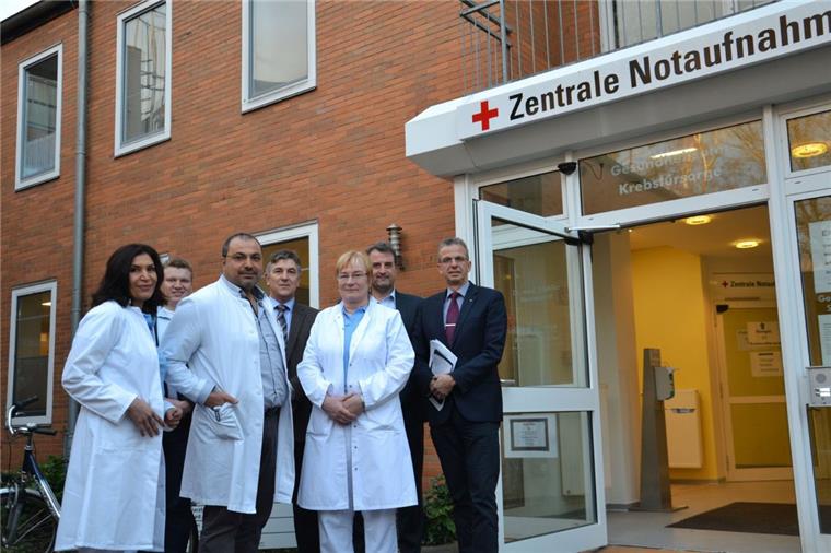 Vier Ärzte ziehen ins Gesundheits- und Therapie-Zentrum Zeven Die Rheumatologin Dr. Masoomeh Karami, der Chirurg Dr. Abdel Salam Ikhlawi und die Allgemeinmedizinerin Franzisca Wessel-Gogolin (vorne von links) werden mit dem Orthopäden Dr. Dieter Bajer die ambulante medizinische Versorgung am GuTZ gewährleisten. Gemeinsam mit Bauprojektleiter Ramont Cordt, Ostemed-Geschäftsführer Siegfried Ristau, dem kaufmännischen Leiter der Ostemed-Kliniken Michael Fuisting und Kreisrat Sven Höhl (hinten von links) stellten sie heute das Konzept des Gesundheits- und Therapie-Zentrums Zeven vor.